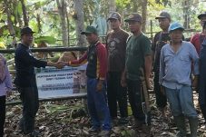 Abdul Waris Realisasikan Aspirasi Konstituen, 15 Sapi Disebar di Kampung Tembudan dan Teluk Sumbang