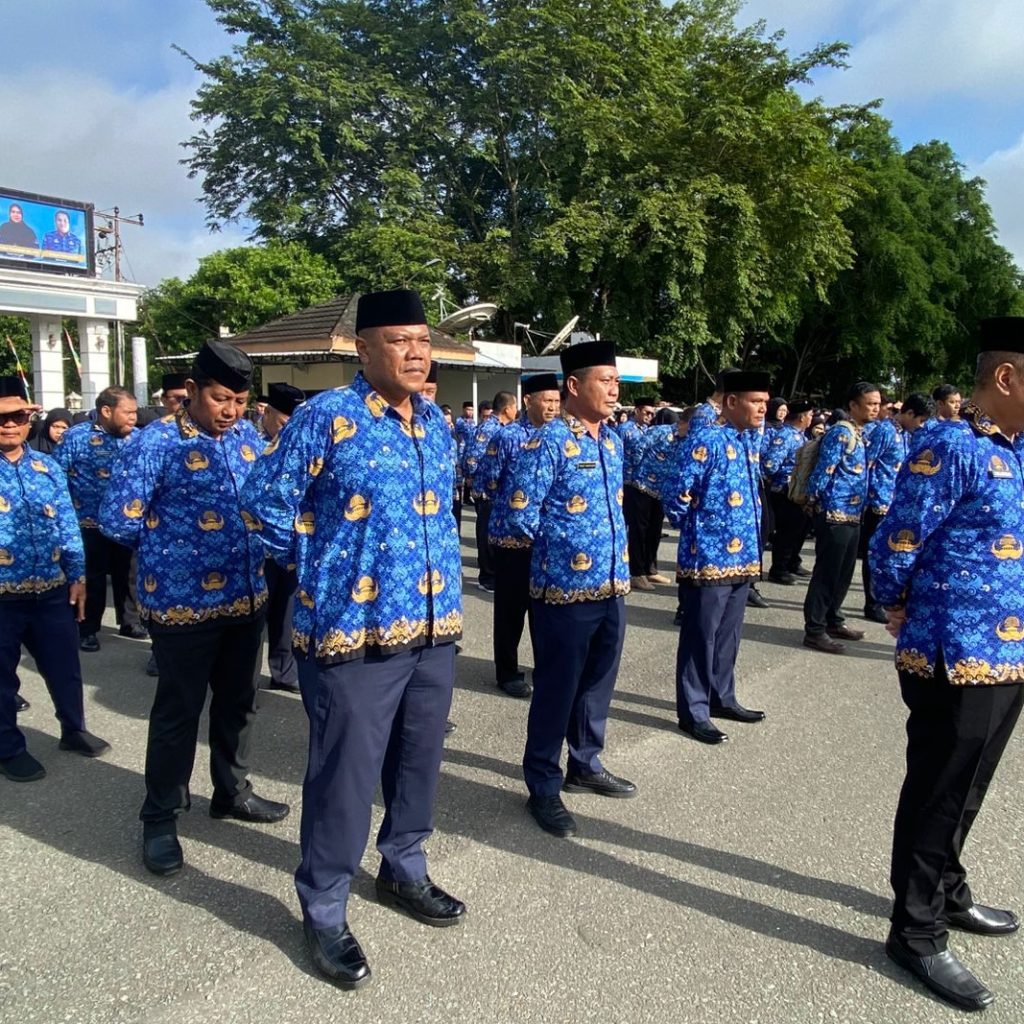 Ratusan ASN mengikuti apel HUT KORPRI ke-54 di halaman Kantor Bupati Berau, Selasa (2/12/2025).