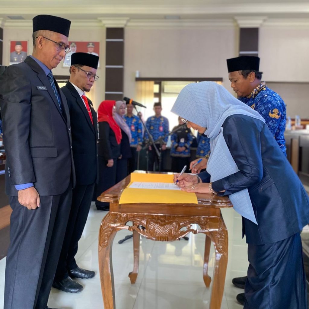 Proses pelantikan pejabat baru yang dilakukan Bupati Berau, Sri Juniarsih, di Ruang Rapat Sangalaki, Selasa (2/12/2025). (Sulaiman/BT)