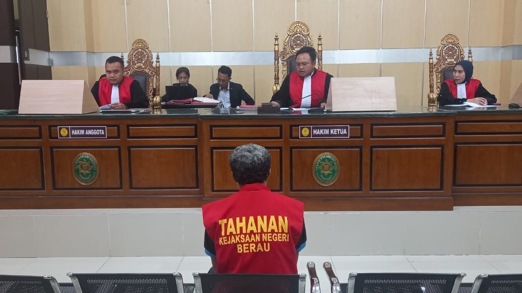 Majelis Hakim Pengadilan Negeri Tanjung Redeb saat sidang terhadap pelaku sodomi anak berusia 50 tahun di Kecamatan Gunung Tabur, Senin (1/12/2025).