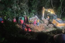 Gagal Nanjak, Truk Loboi Angkut Dozer Terguling di Jalan Poros Labanan, 2 Orang Tewas