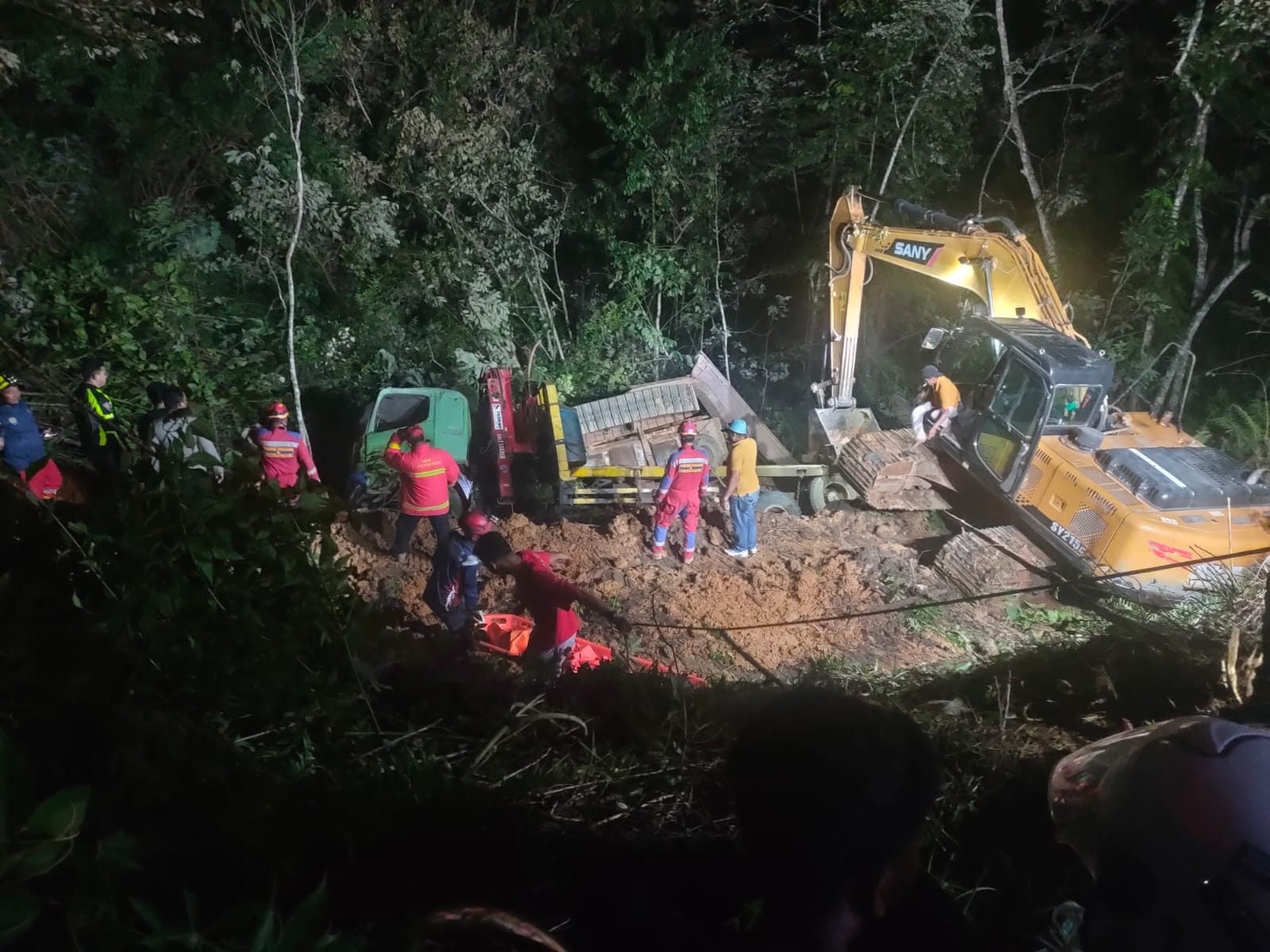 Gagal Nanjak, Truk Loboi Angkut Dozer Terguling di Jalan Poros Labanan, 2 Orang Tewas