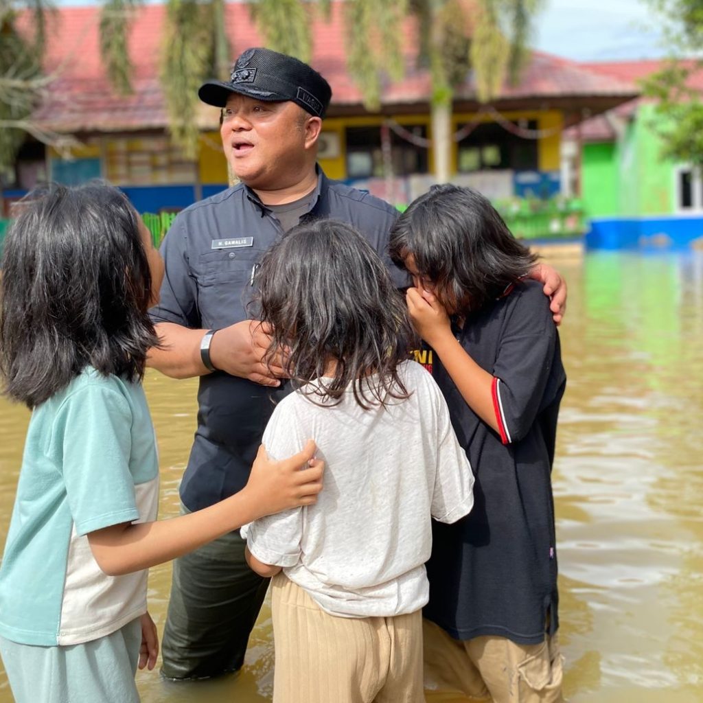 Wabup Berau Gamalis, saat meninjau lokasi banjir di SDN 001 Kampung Gunung Sari, Segah. (Sulaiman/BT)