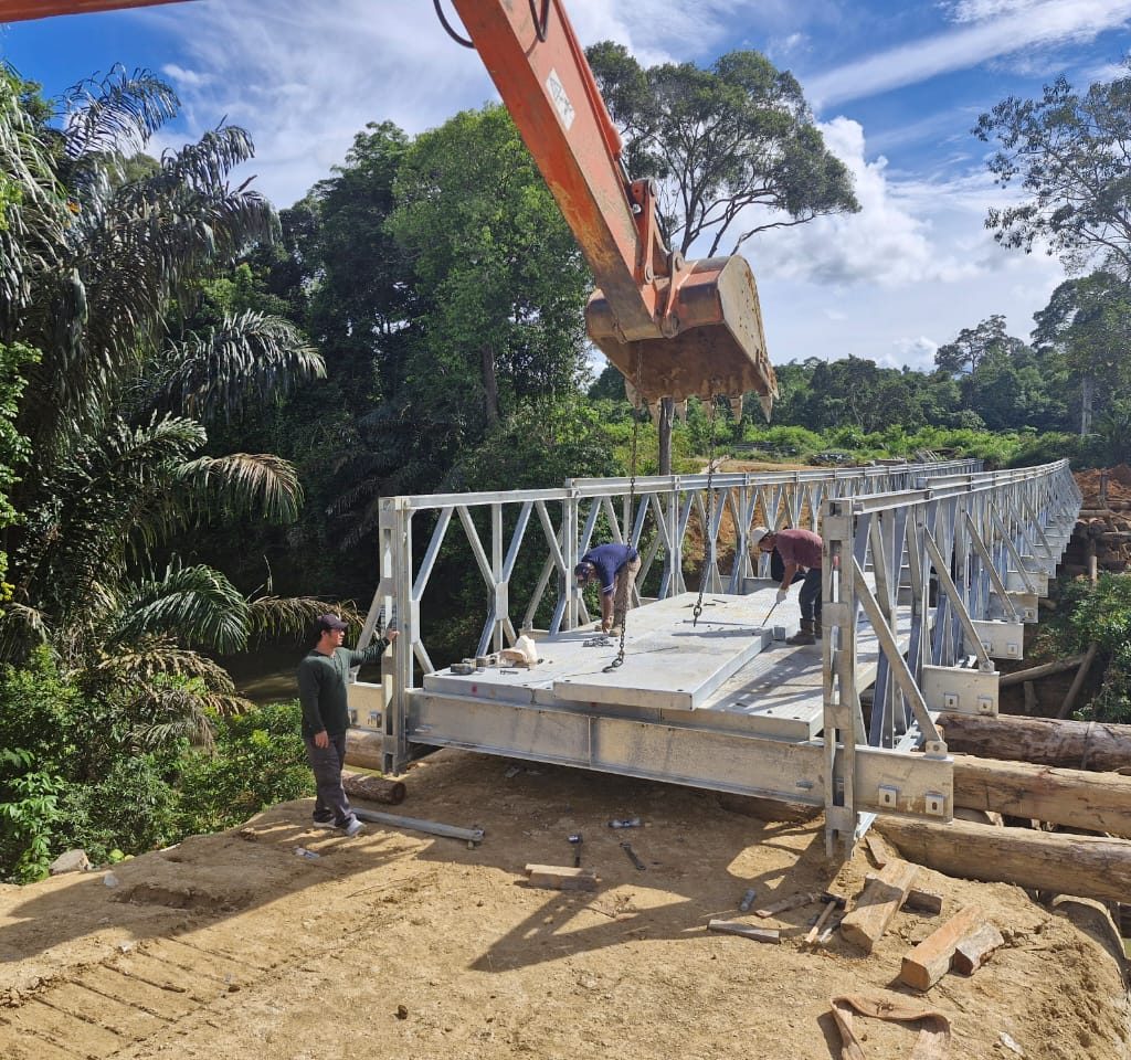 Jembatan Bailey penghubung Kampung Mapulu dan Panaan, Kecamatan Kelay, sudah dapat digunakan oleh pejalan kaki dan pengendara roda dua.