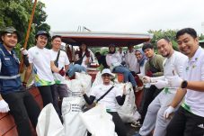 Insan PLN Jadi Relawan Lingkungan, Turun Langsung Bersihkan Sungai Karang Mumus Bersama Wali Kota Samarinda