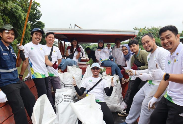 Insan PLN Jadi Relawan Lingkungan, Turun Langsung Bersihkan Sungai Karang Mumus Bersama Wali Kota Samarinda