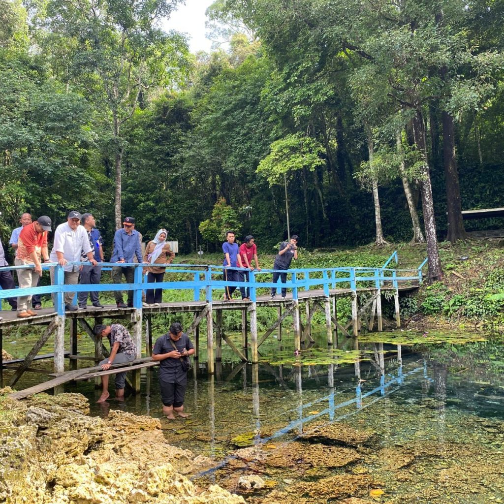 Wakil Bupati Berau, Gamalis, bersama rombongan meninjau destinasi wisata Danau Tulung Ni Lenggo di Kampung Tembudan, Kecamatan Batu Putih, Jumat (12/12/2025). (Sulaiman/BT)