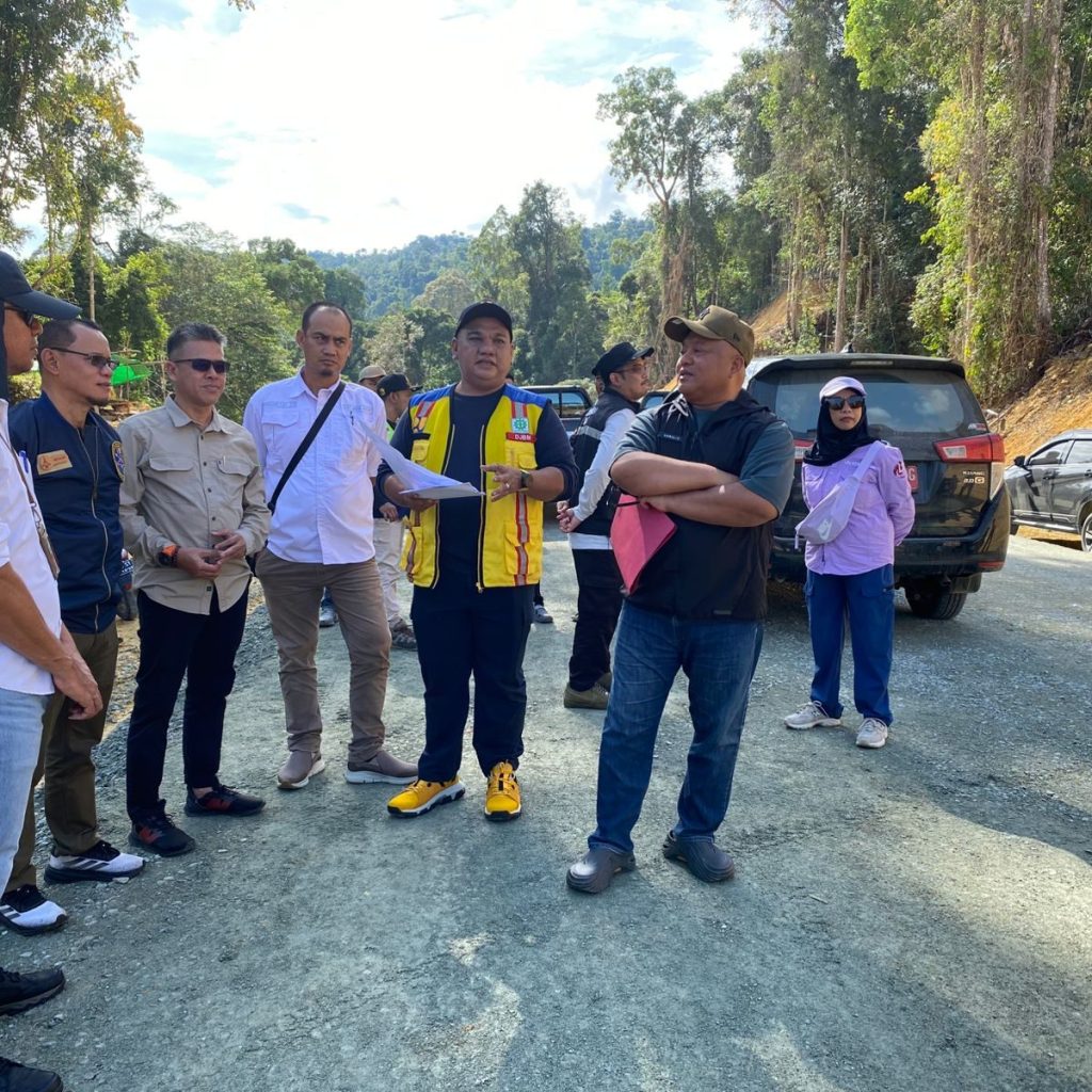 Wakil Bupati Berau, Gamalis, bersama rombongan meninjau langsung progres pembangunan jalan di Teluk Sumbang, Kecamatan Bidukbiduk. (Sulaiman/BT)