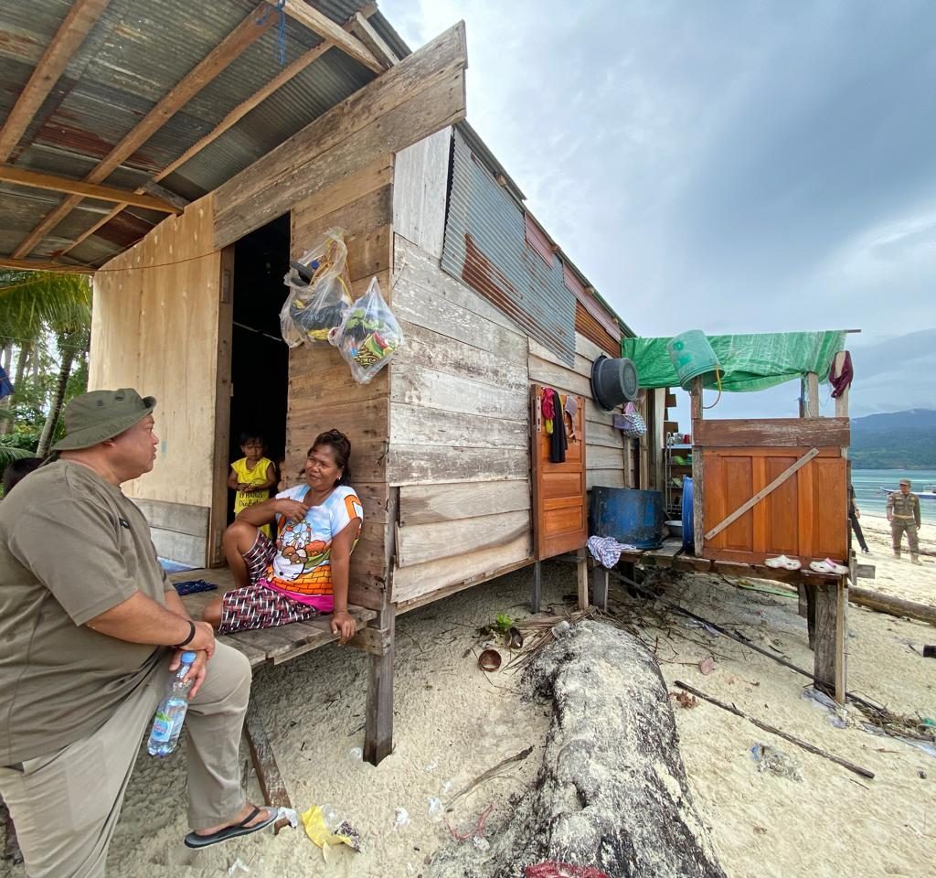Wakil Bupati Berau, Gamalis, saat menyambangi salah satu rumah warga yang berada di ujung Pulau Kaniungan. (Sulaiman/BT)