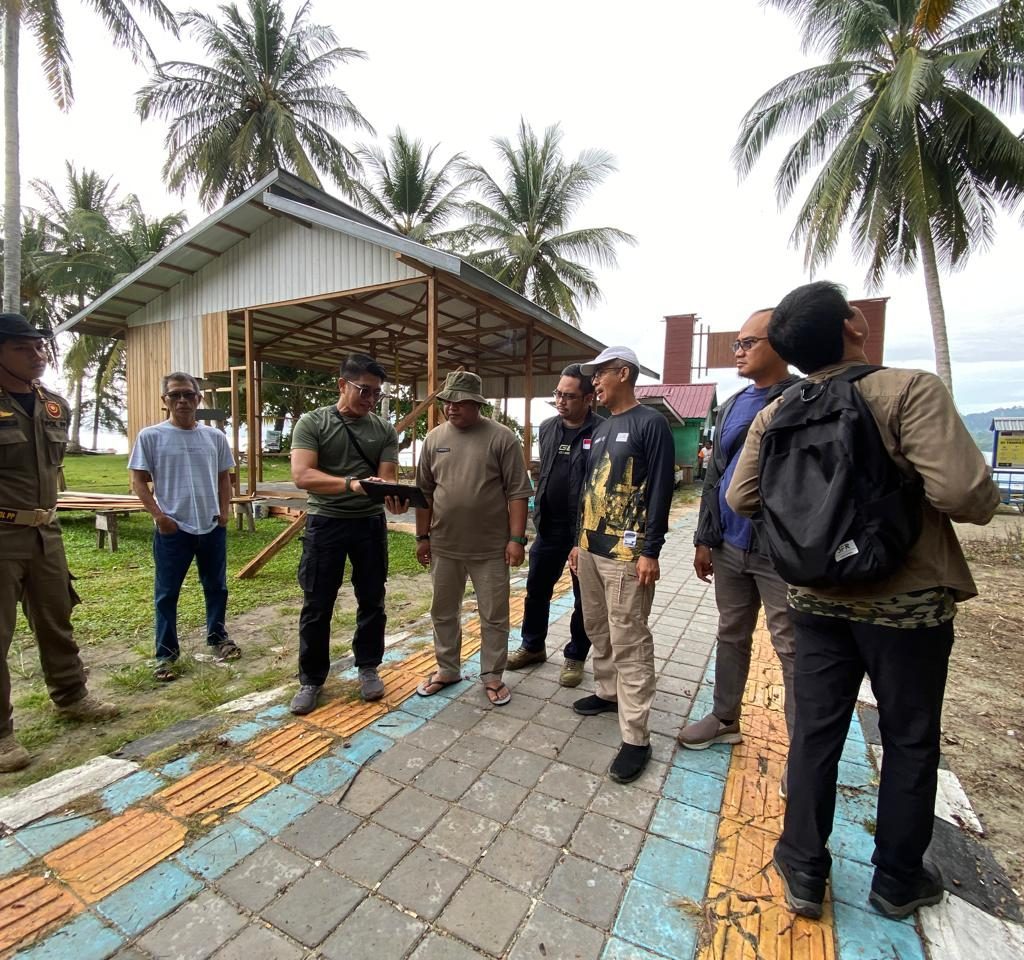 Wakil Bupati Berau, Gamalis, saat melakukan tinjauan lapangan ke Pulau Kaniungan bersama rombongan Pemkab Berau akhir pekan lalu. (Sulaiman/BT)