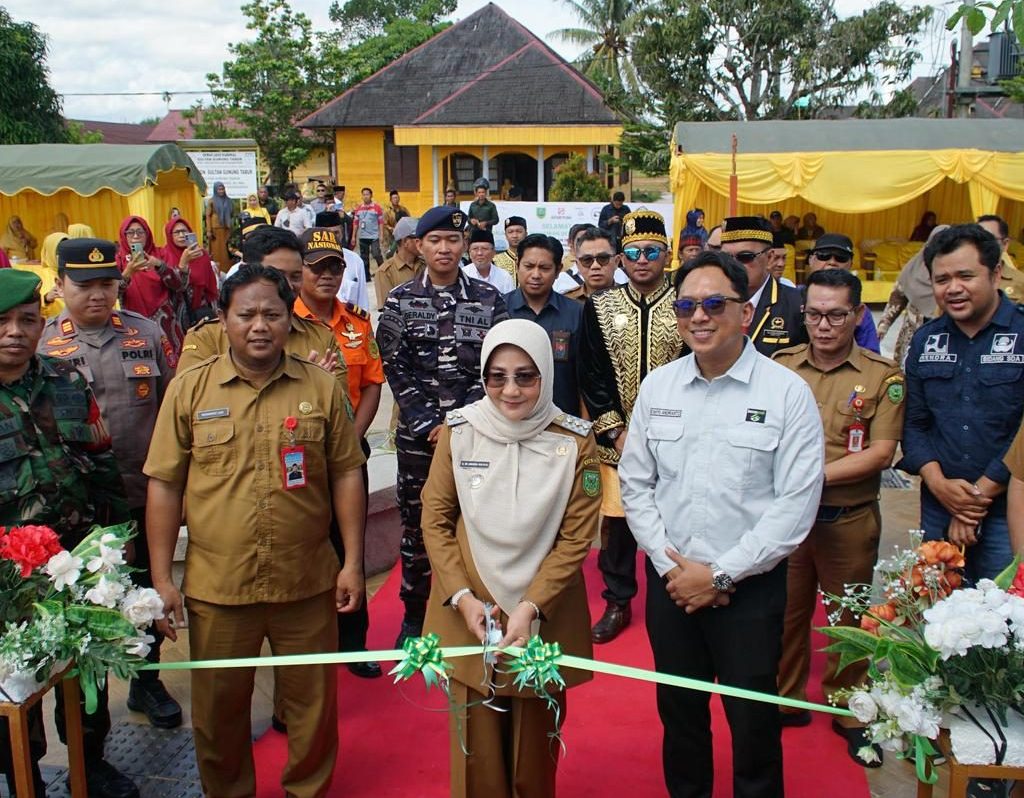 Bupati Berau, Sri Juniarsih, menggunting pita peresmian Dermaga Wisata Gunung Tabur, Rabu (24/12/2025).