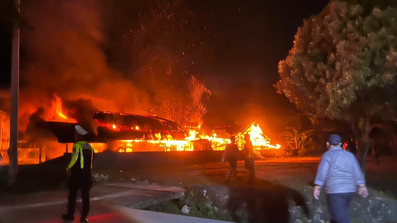 Rumah Singgah di Gunung Panjang Hangus Terbakar, 7 Unit Mobil Pemadam Kebakaran Dikerahkan Padamkan Api