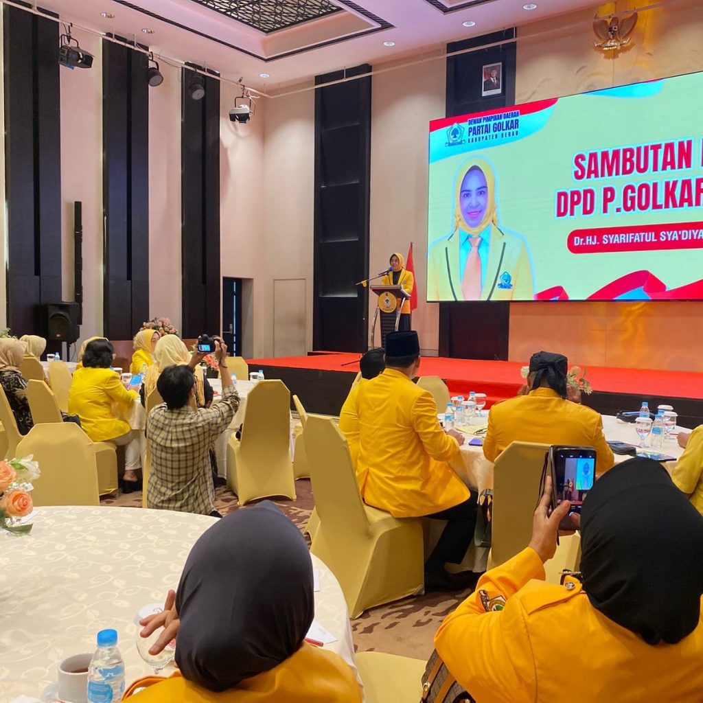 Sekretaris DPD Golkar Berau, Syarifatul Sya'diah, membuka Pendidikan Politik Golkar 2025 di Ballroom Tokyo Hotel Bumi Segah, Minggu (28/12/2025). (Sulaiman/BT)