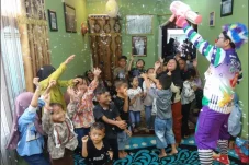 Cerita Wahyudi dan Fabian, Merintis Karier Badut Sulap Pertama di Berau