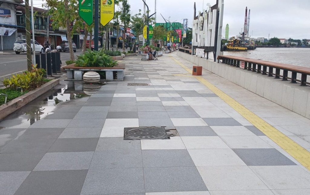 Kondisi tepian di Tanjung Redeb, Berau, Kamis (1/1/2026) pasca perayaan Tahun Baru (Adrikni/BT)