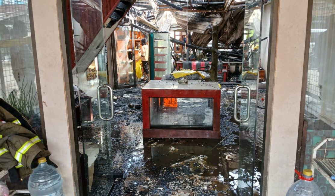 Kondisi Terkini Usai Kebakaran di Jalan Milono Tanjung Redeb: Damkar Siaga – Garis Polisi Terpasang