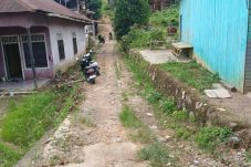 Warga Gang Zumba Tanjung Redeb Keluhkan Jalan Rusak dan Banjir Saat Hujan