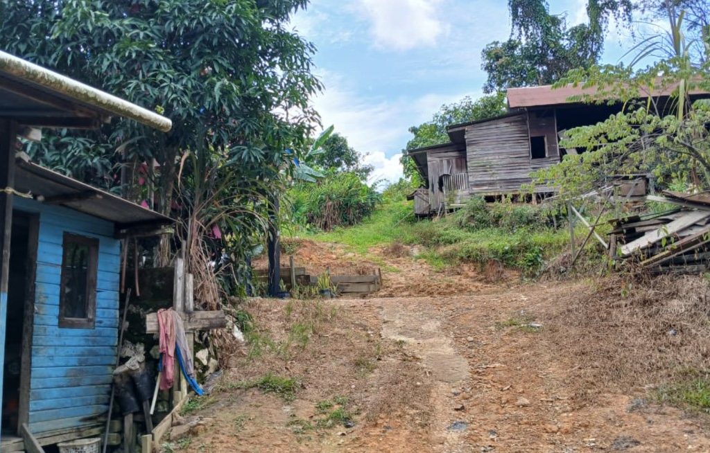 Kondisi jalan rusak di Gang Zumba, Teluk Bayur, Berau (Adrikni/BT)