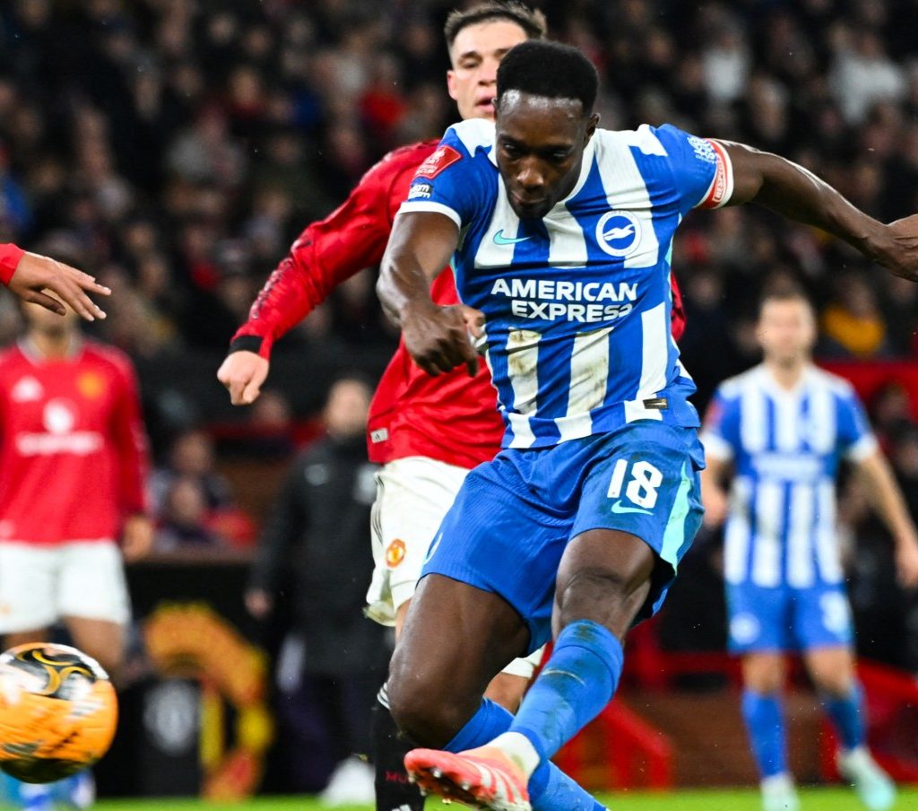 Proses gol Danny Welbeck di laga FA Cup Manchester United vs Brighton (X/@OfficialBHAFC)