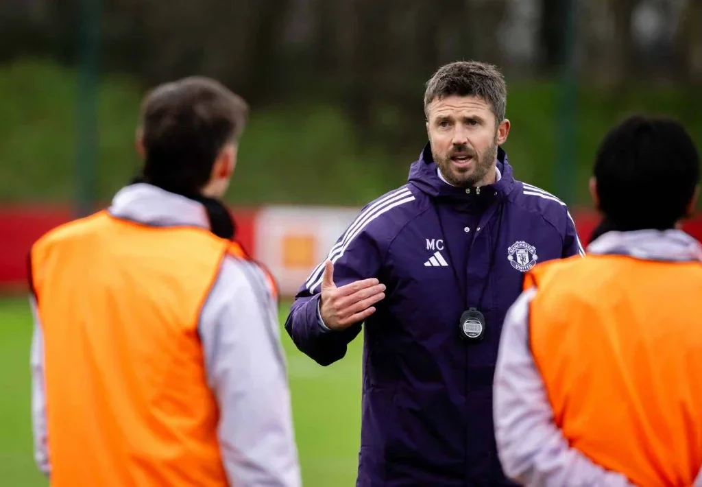 Michael Carrick dalam sesi latihan Manchester United jelang laga Derby Manchester di Liga Inggris (manutd.com)
