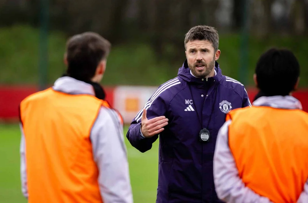 Michael Carrick dalam sesi latihan Manchester United jelang laga Derby Manchester di Liga Inggris (manutd.com)