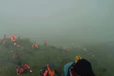 Basarnas Cari Korban di Lokasi Penemuan Pesawat ATR 42-500 di Pegunungan Bulusaraung