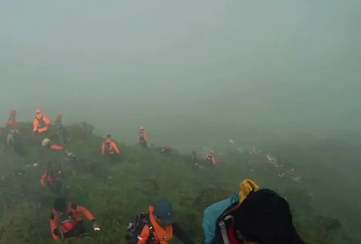 Basarnas Cari Korban di Lokasi Penemuan Pesawat ATR 42-500 di Pegunungan Bulusaraung