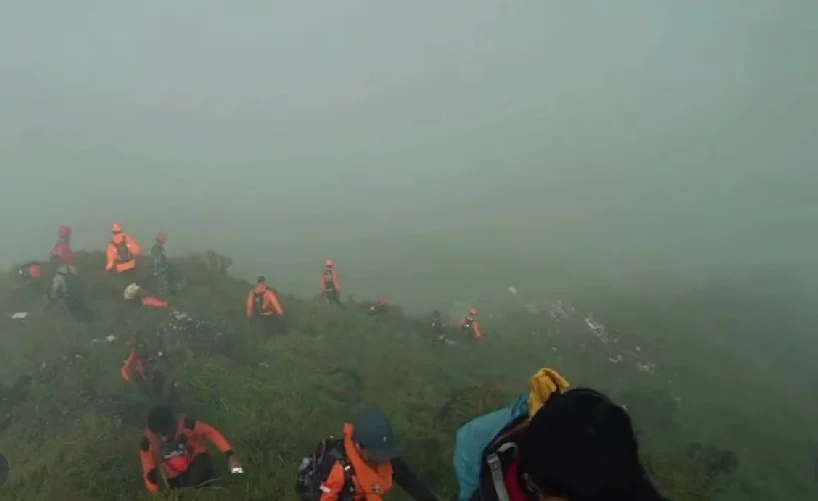 Basarnas Cari Korban di Lokasi Penemuan Pesawat ATR 42-500 di Pegunungan Bulusaraung