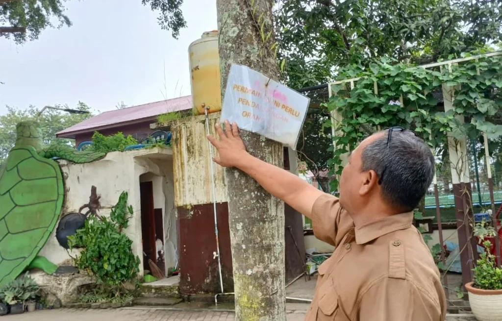 Kepala UPT Pertamanan dan Pemakaman Berau, Ramadiansyah saat menunjukan peringatan di area permainan anak Taman Cendana (Andrikni/BT)