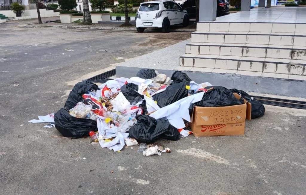 Tumpukan sampah di Lapangan Pemuda, Tanjung Redeb, Berau (Adrikni/BT)