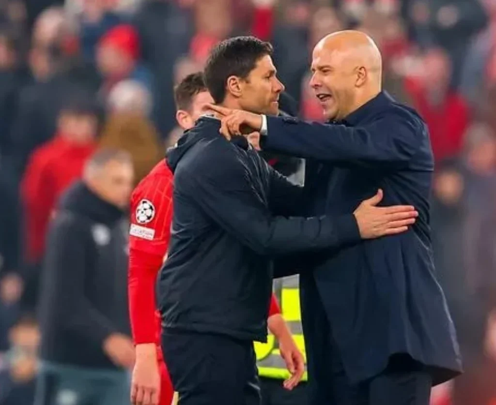 Arne Slot dan Xabi Alonso (X/@TheRedmenTV)