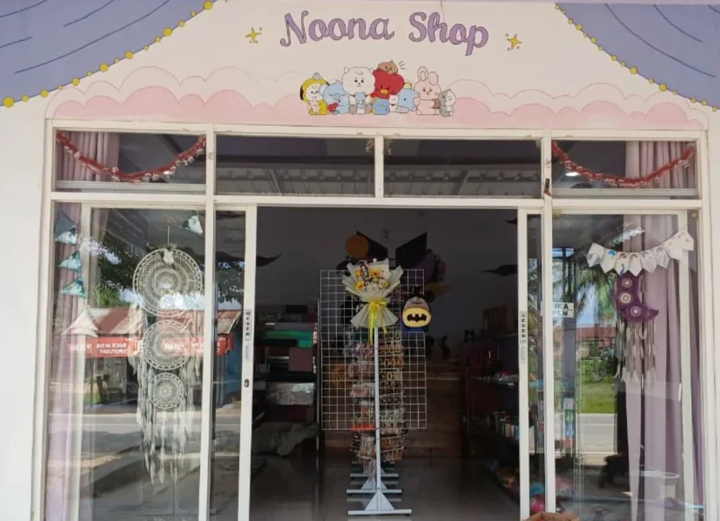 Pernak-pernik K-Pop yang dijual Noona Shop (Adrikni/BT)