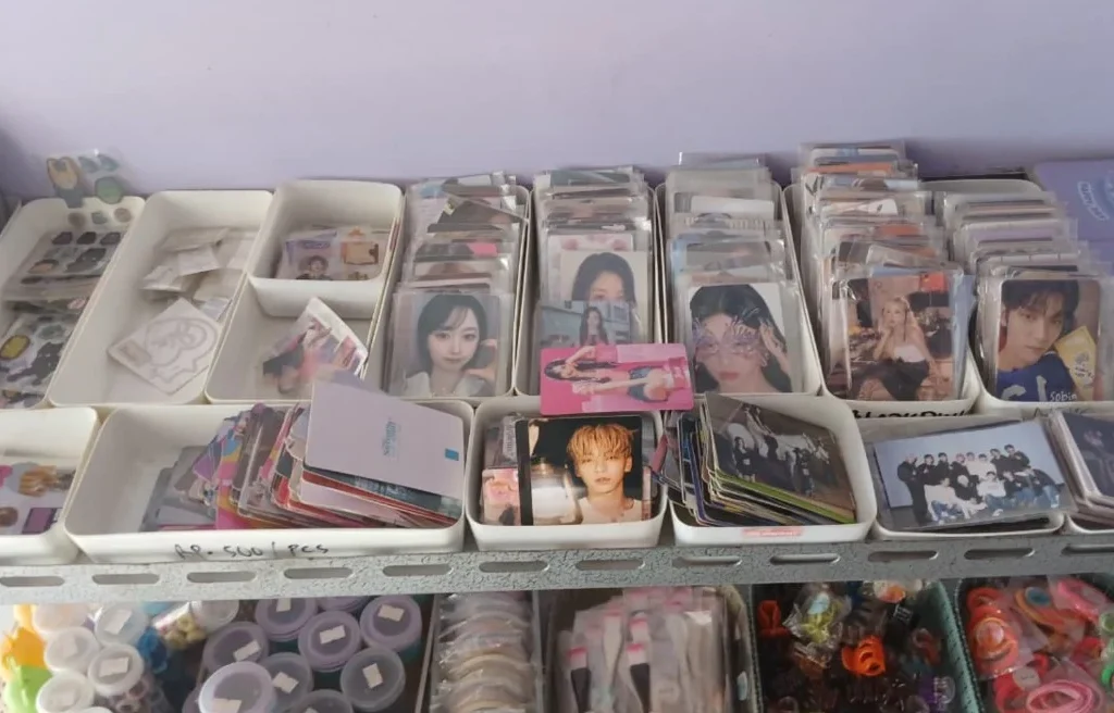 Pernak-pernik K-Pop yang dijual Noona Shop (Adrikni/BT)