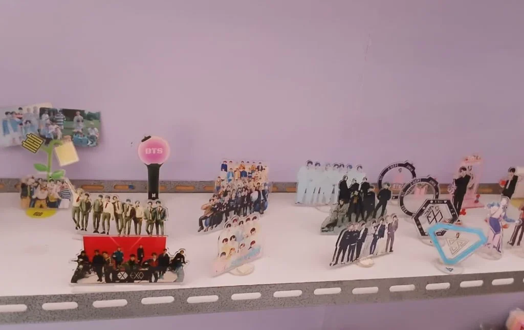 Pernak-pernik K-Pop yang dijual Noona Shop (Adrikni/BT)