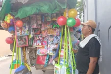 Cerita Suheri dan Ahmad Pilih Bertahan Jadi Pedagang Perabotan Keliling di Tengah Sengitnya Persaingan