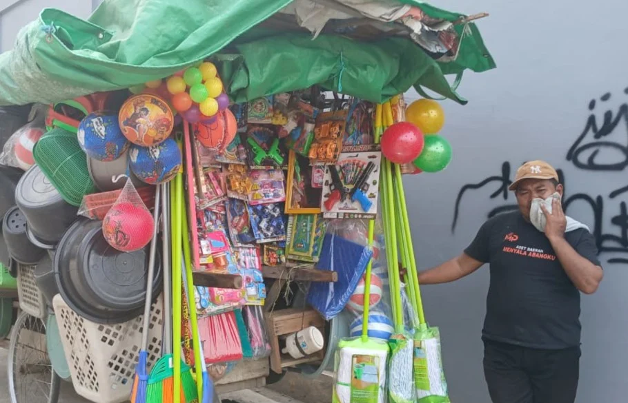 Suheri, Pedagang perabotan rumah tangga keliling di Tanjung Redeb, Berau (Adrikni/BT)