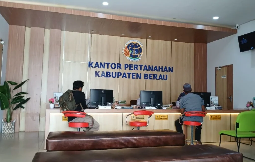 Suasana layanan di Kantor ATR/BPN Berau (Andrikni/BT)