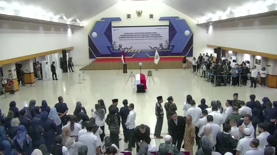 Viral Menteri KKP Sakti Wahyu Trenggono pingsan saat upacara Persemayaman dan Pemberangkatan Jenazah Pegawai KKP (YouTube/Kementerian Kelautan dan Perikanan)