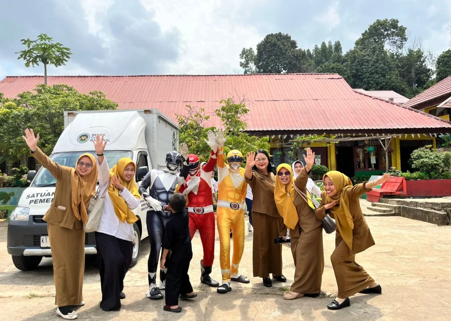 Petugas SPPG di Sei Bedungun berpakaian Power Ranger mengantarkan MBG untuk siswa (Ist)