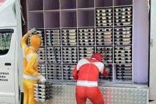 Unik! Petugas SPPG di Berau Pakai Kostum Power Rangers saat Bagikan MBG