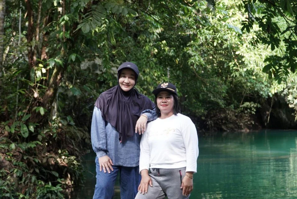 Bupati Berau Sri Juniarsih saat mengunjungi Destinasi wisata Danau Nyandeng di Kampung Merabu, Kelay, Berau (Ist)