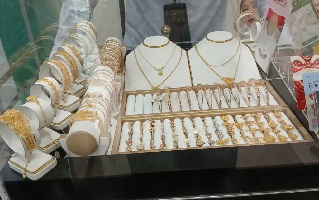 Produk logam mulia emas di Pegadaian Tanjung Redeb, Berau (Andrikni/BT)