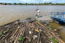 Perjuangan Nasir di Awal Tahun 2026, Motoris Tua Bersihkan Dermaga Rajanta Bermodal Sebilah Bambu
