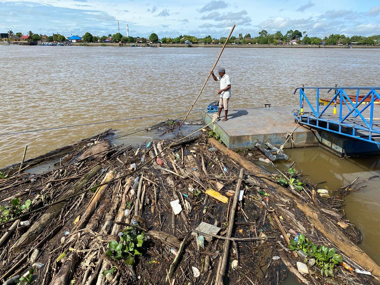 Perjuangan Nasir di Awal Tahun 2026, Motoris Tua Bersihkan Dermaga Rajanta Bermodal Sebilah Bambu