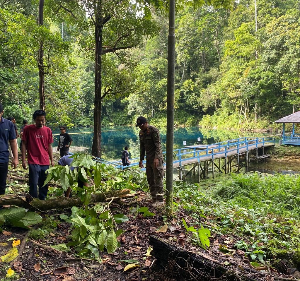 Wakil Bupati Berau, Gamalis, bersama rombongan Pemkab Berau meninjau langsung Tulung Ni Lenggo di Kampung Tembudan, Batu Putih. (Sulaiman/BT)