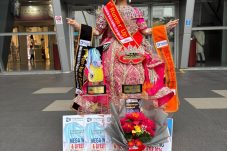 Tampil di Panggung Singapura, Model Cilik Berau Dela Azkadina Borong 4 Penghargaan Internasional