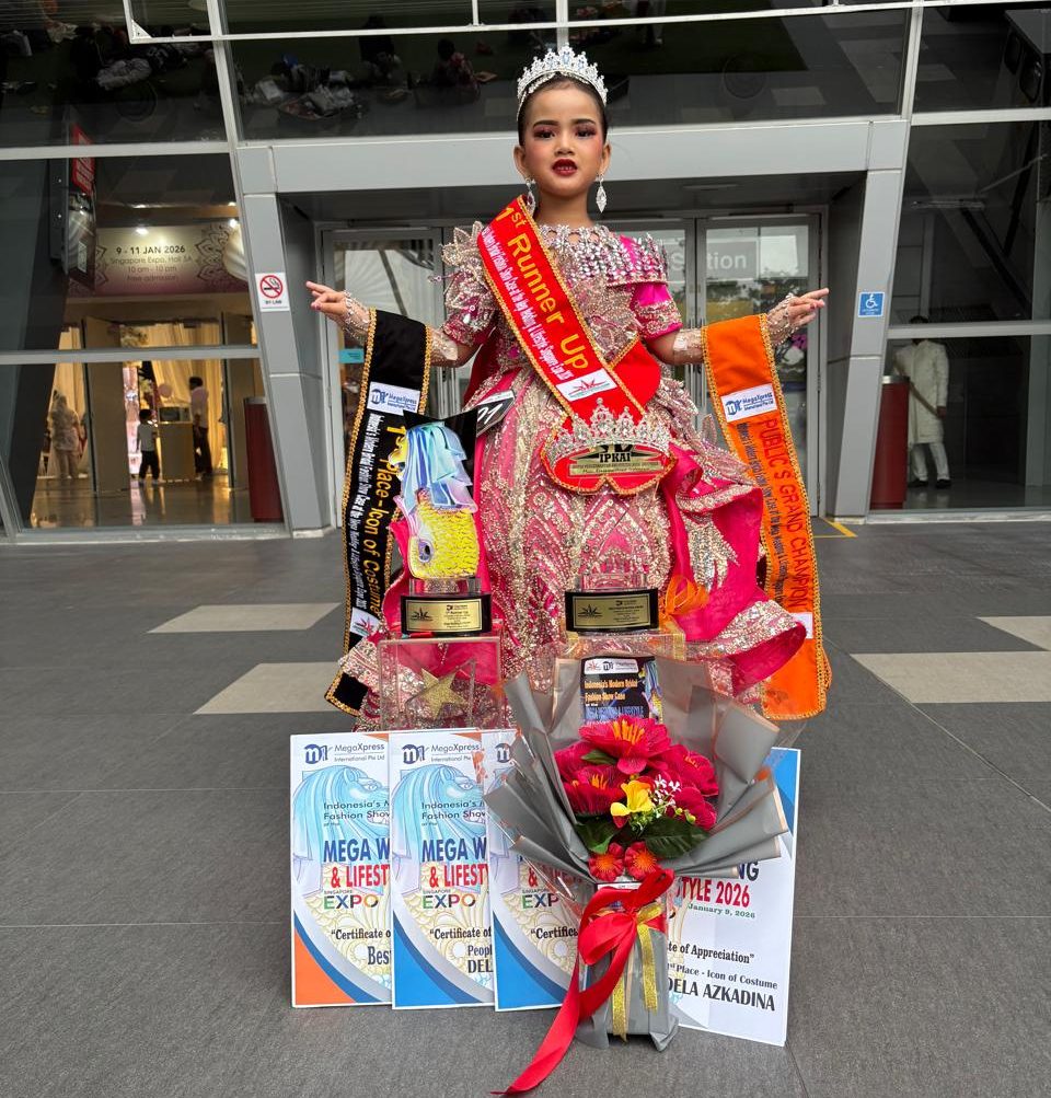 Tampil di Panggung Singapura, Model Cilik Berau Dela Azkadina Borong 4 Penghargaan Internasional