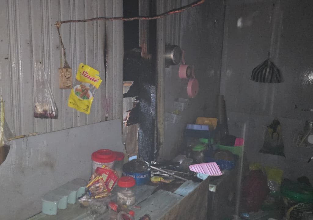 Kondisi dapur bangunan bangsalan yang terbakar di kawasan Gang Pinang Merah, Jalan Durian 3, Tanjung Redeb, usai dipadamkan. (Adrikni/BT)