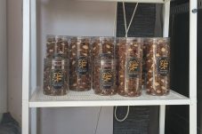 Cerita Suharni Membangun Dapoer Arnie, Berawal dari 10 Butir Telur hingga Jadi Ikon Kue Premium Berau