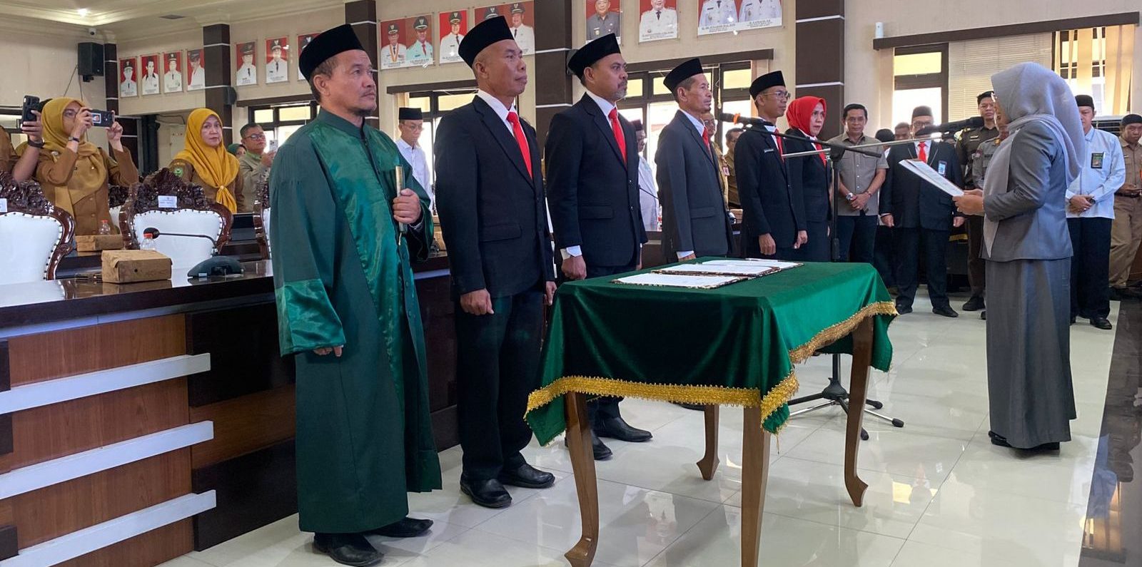 Proses pembacaan sumpah janji pengurus BAZNAS Berau Periode 2025-2030 di Ruang Pertemuan Sangalaki, Senin (12/1/2025). (Sulaiman/BT)